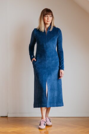 AT066 Állónyakú, elöl és hátul hasítékolt ruha