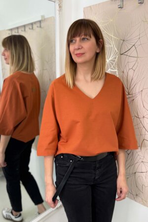 AT069 V-nyakú felső